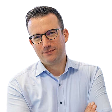 Porträt eines Mannes mit Brille und hellem Hemd vor weißem Hintergrund.
