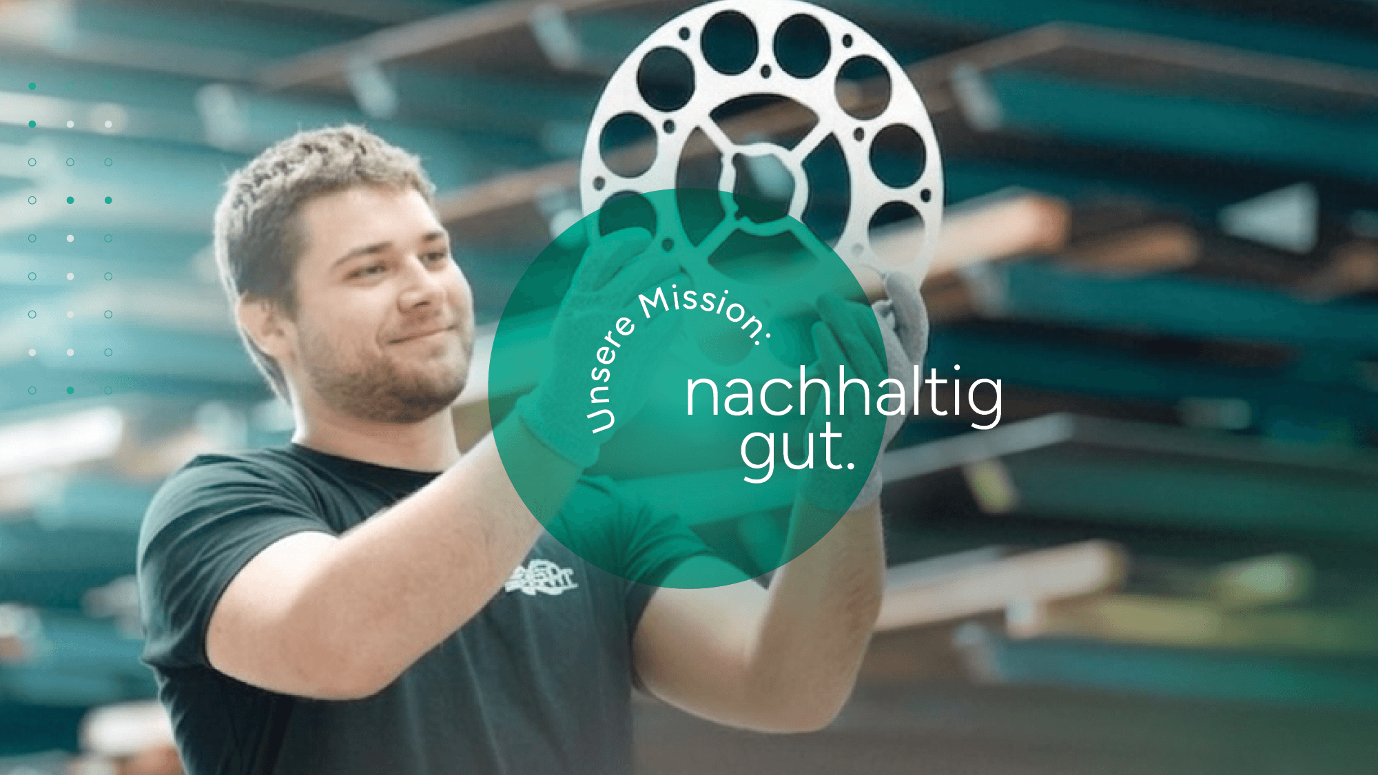 Mitarbeiter in der Produktion Ein Mitarbeiter hält ein Metallteil in der Hand mit dem Text Unsere Mission: nachhaltig gut.
