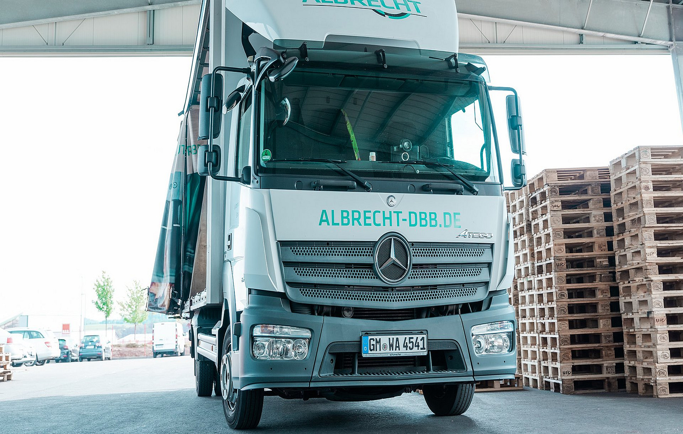 Ein LKW bei Albrecht, bereit zum Versandt fertiger Produkte