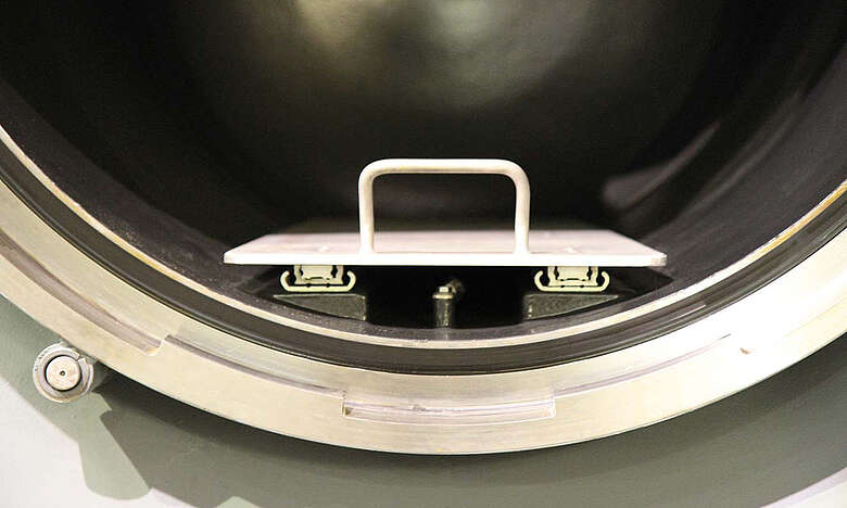Druckkammer zur Teilentladungsprüfung mit teleskopierbarer Prüfstückauflage für die einfache Bestückung mit Prüflingen