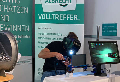 Besucher konnten sich Vorort direkt beim Schweißen testen Schweiß-Simulator mit 3D-Brille am Ausbildungsstand von Albrecht beim Bergischen Career Day