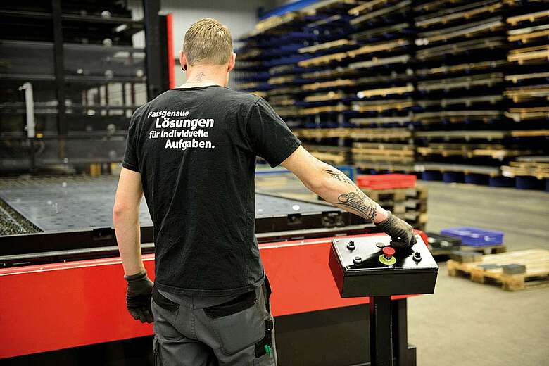 Mitarbeiter bei Bedienung der Plasmaschneidanlage