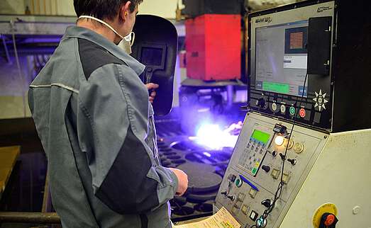 Plasmaschneidanlage mit Bedienung durch Mitarbeiter