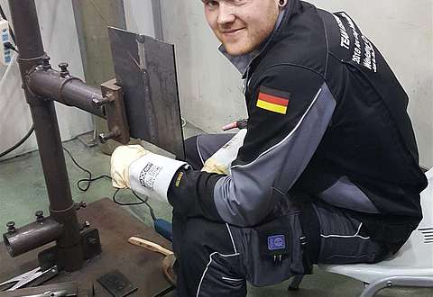 Dennis Spicher vor dem Wettbewerb im Wolfram-Inertgasschweißen. Quelle: R. Pajuelo / Fa. Liebherr Dennis Spicher vor dem Wettbewerb im Wolfram-Inertgasschweißen. Quelle: R. Pajuelo / Fa. Liebherr