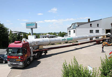 42 Meter lang – 15 Tonnen schwer Der Gasausbläser ist fertig verladen auf dem Hof der Produktionshalle für Behälter und Apparate