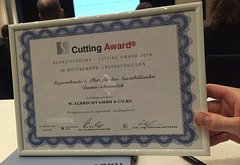 Herzlichen Glückwunsch, Dennis! Urkunde für den 1. Platz des Cutting Awards 2016 – Kategorie Laserschneiden
