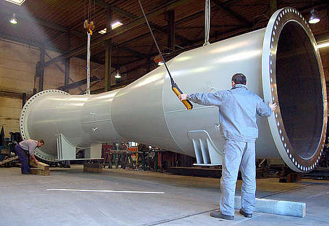 Schwergewichtige Produktion eines Messrohrs. Schwergewichtige Produktion eines Messrohrs.