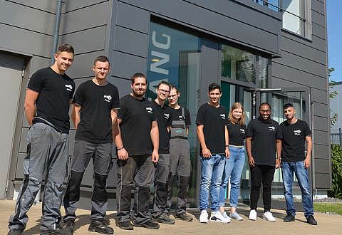 Die neuen Azubis 2019 bei Albrecht Auszubildenen Gruppenfoto von W. Albrecht in Lindlar vor dem Eingang der Firma