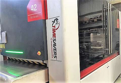 Rotierende Bürsten in der Schleifmaschine „Timesavers“ entgraten die Laserschneidteile