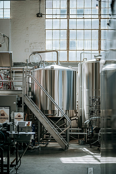 Edelstahltanks und Brauereianlage in einer Fabrikhalle