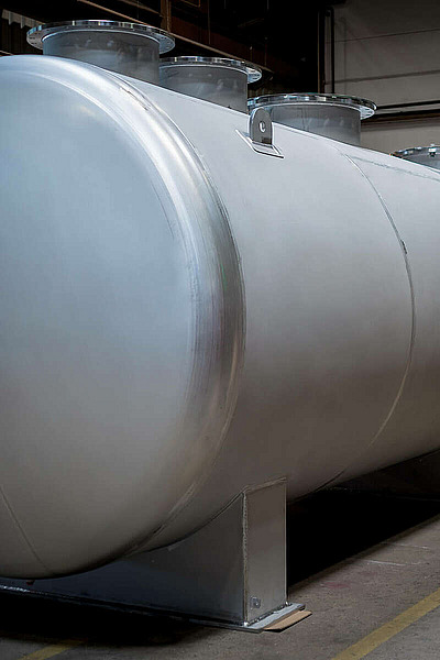 Completion of a horizontal, double-walled special storage tank