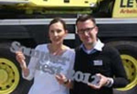 Strahlender Sonnenschein über dem lebendigen Festplatz Strahlender Sonnenschein über dem lebendigen Festplatz