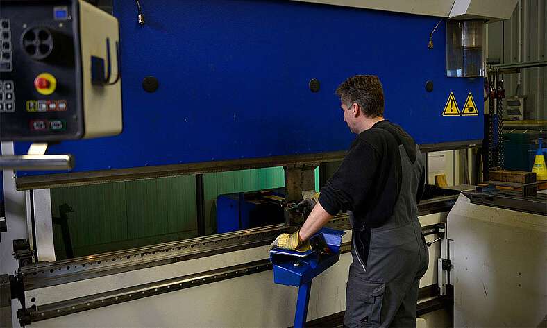 Blechbearbeitung Mitarbeiter an Maschine