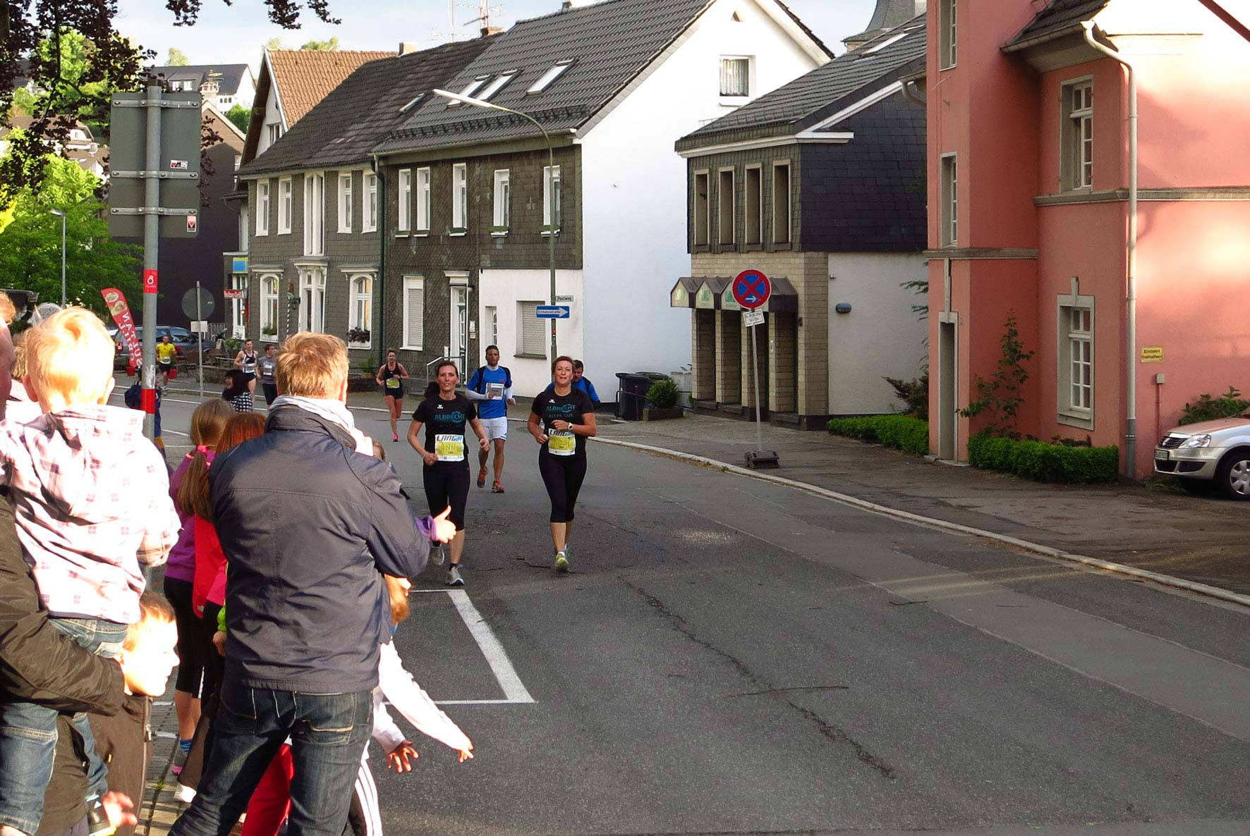 Sportler von Albrecht Edelstahl beim Gemeinderundlauf Lindlar läuft