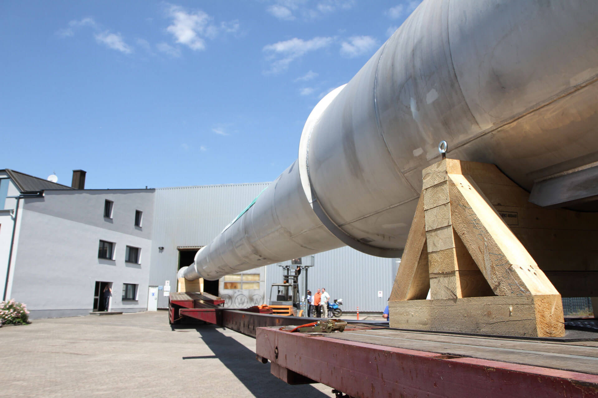 Sicher verladene Gasfackel auf dem überlangen Schwertransport und bereit für die Reise