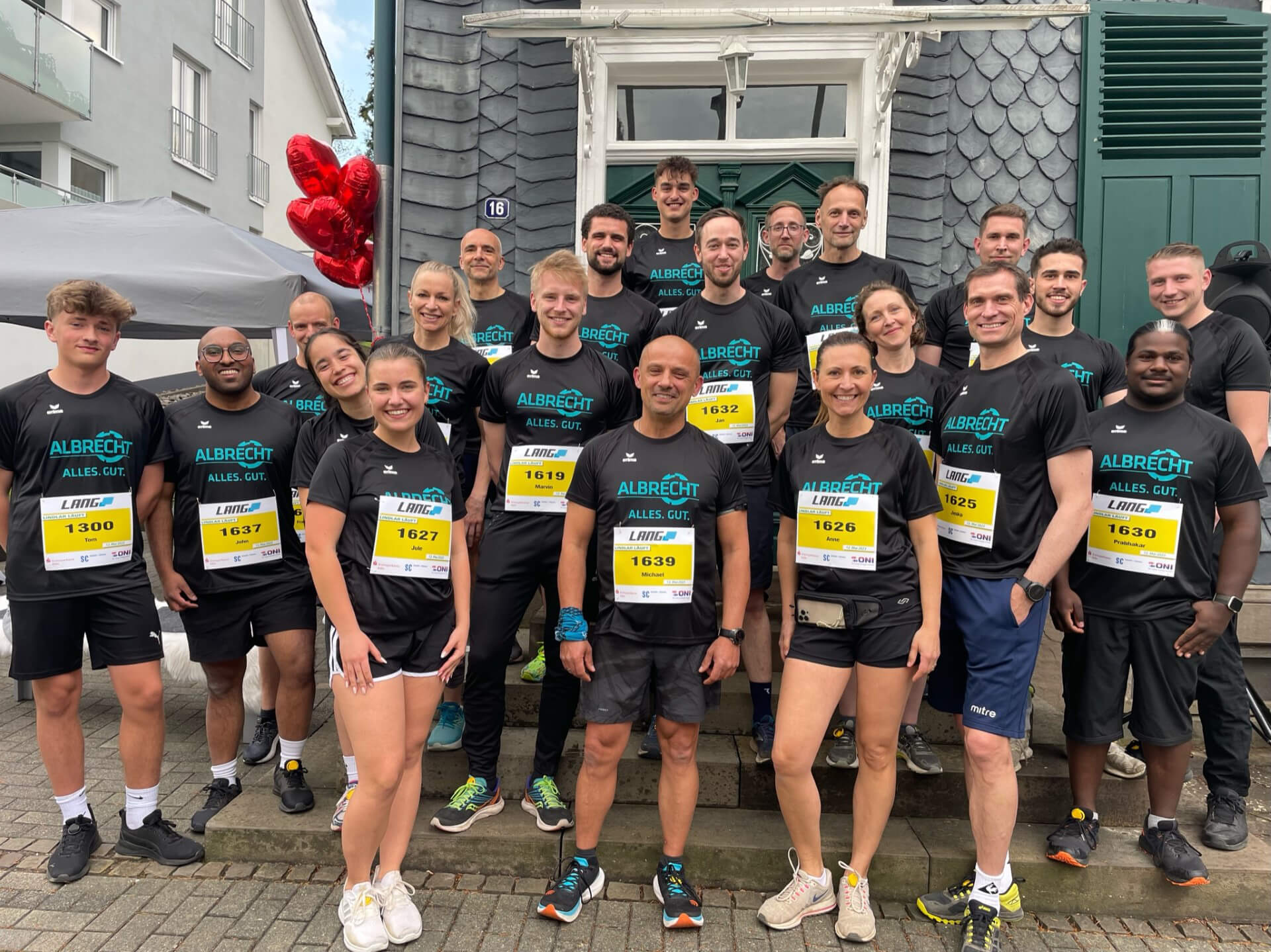 Teamfoto der Albrecht Mitarbeiter, die bei Lindlar läuft mitlaufen